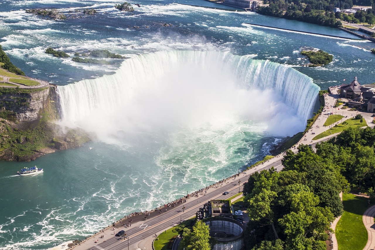 taking-the-go-train-from-toronto-to-the-niagara-falls-is-a-no-brainer